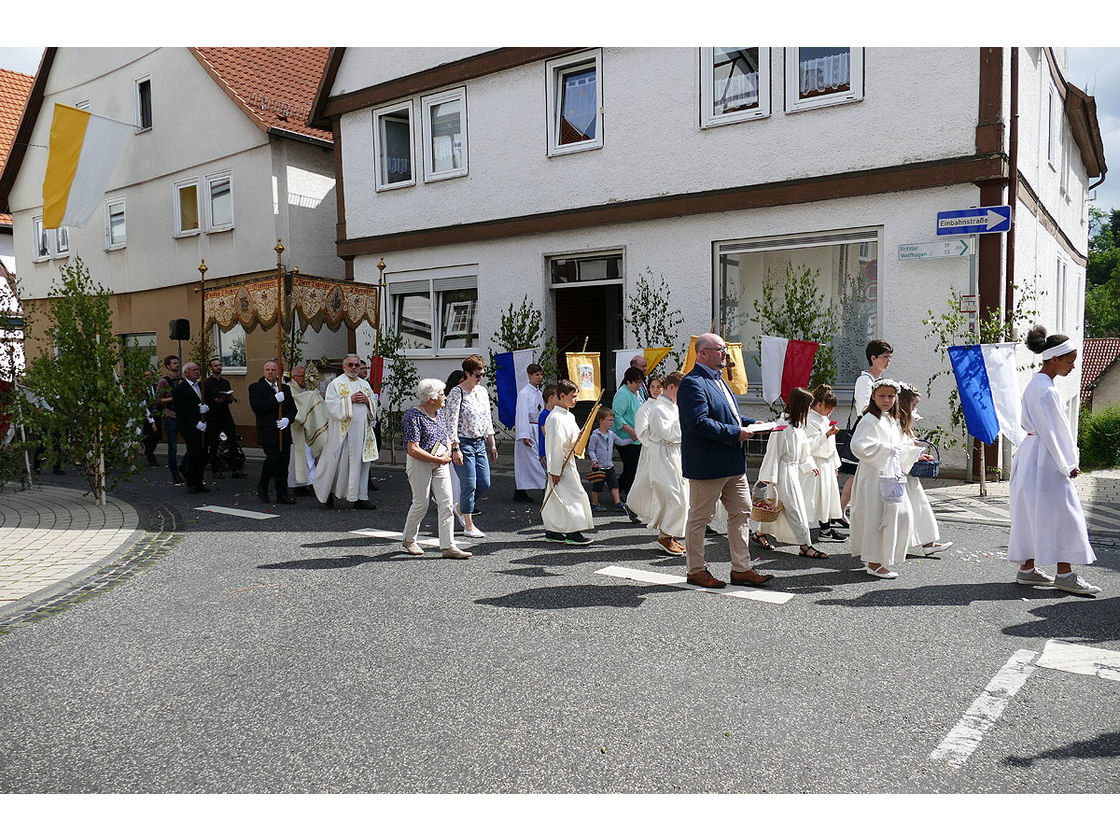 Fronleichnamsprozession durch die Straßen von Naumburg (Foto: Karl-Franz Thiede)